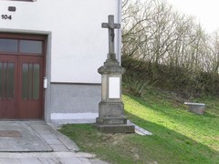 kamený kříž pře dome č.104